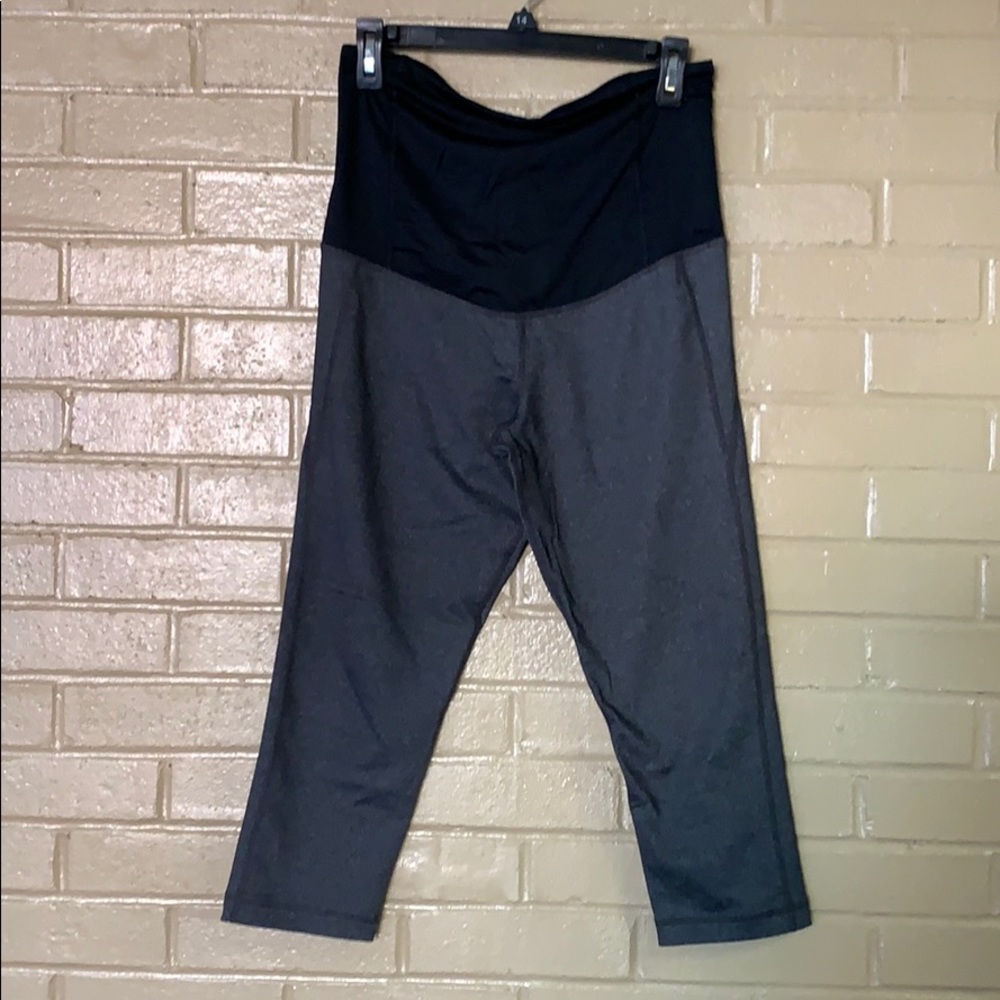 Isabel maternity full panel capris med NWOT
